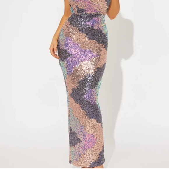 Elegant Sequin Halter Dress - Picture 4 of 4